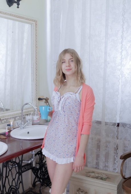 Sweet teen girl shows off her natural pussy during nude modeling premiere