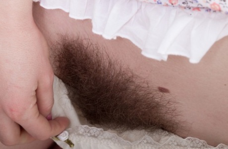 Sweet teen girl shows off her natural pussy during nude modeling premiere