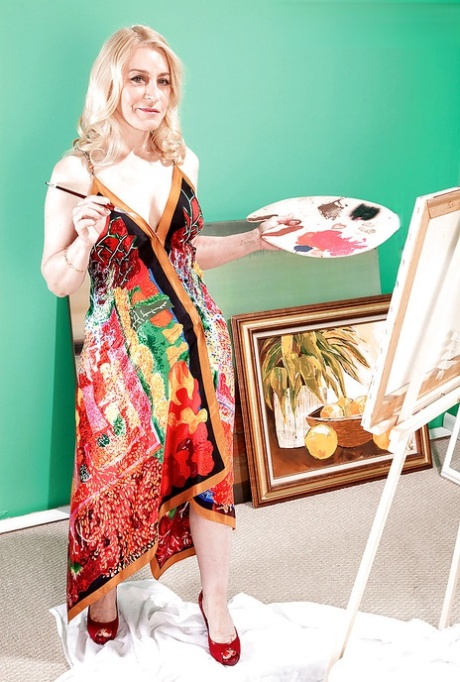 Busty mature babe Robin Pachino poses naked on high heels