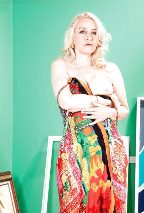 Busty mature babe Robin Pachino poses naked on high heels