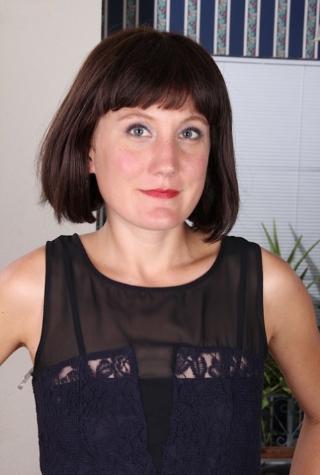 Older housewife Meredith Johnson toys her shaved vagina in nude modeling debut