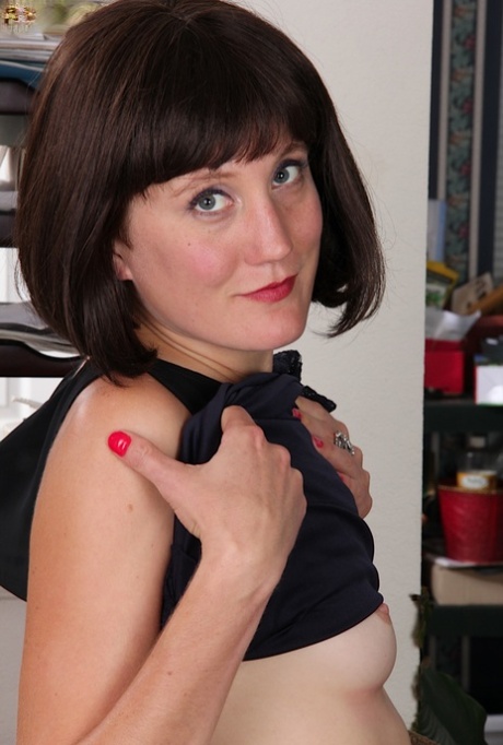 Older housewife Meredith Johnson toys her shaved vagina in nude modeling debut