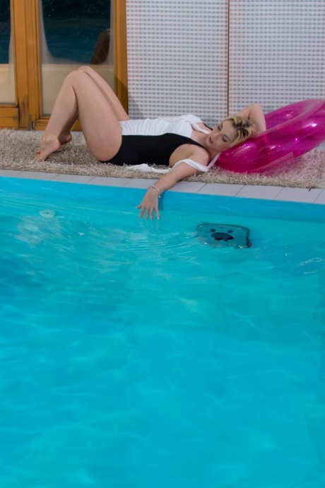 Busty blonde Victoria Summers from UK relaxes by pool and has sex