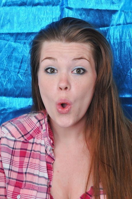 Latina babe Margot demonstrates her amateur big tits and ass