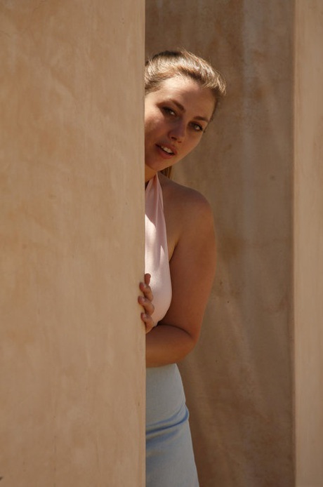 Voluptuous teenage girlfriend Lillias Right shows her curves in hot swimsuit