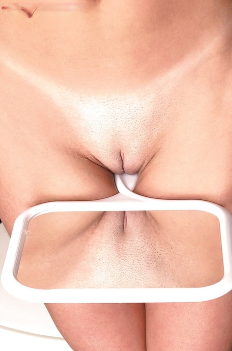 Chesty MILF solo girl Linsey Dawn McKenzie shaving pussy in bathroom