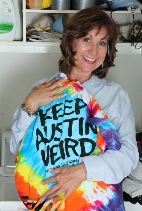 Mature mom Lynn spreading naked to exhibit her bare beaver while doing laundry