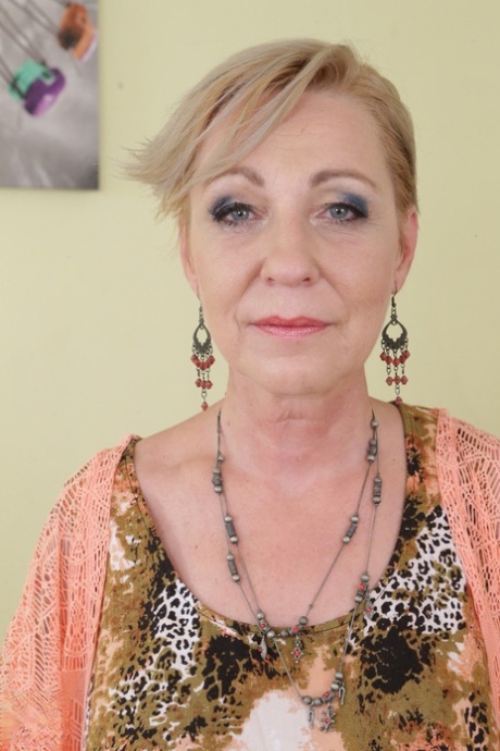 Horny granny spreads her legs to masturbated her hot old pussy & finger