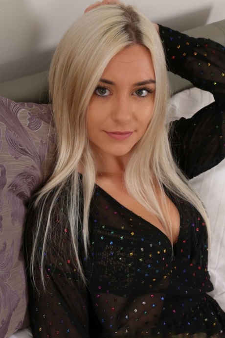 Blonde cutie Elle M strips her sexy leggings and shows her big ass in tights